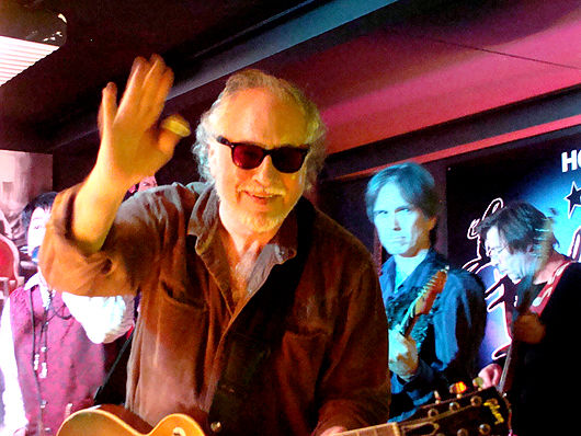 Charlie Morris with Bob Margolin at Bonny B's Blues Club in Fribourg. Photo by Dadou.