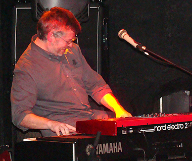 Markus on stage at Bar de la Ferme, Nyon.