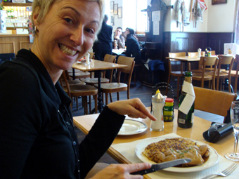 Dadou is proud of her pig's feet with roesti!